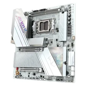 Gigabyte-X870-AORUS-Tachyon-Ice-2.jpg